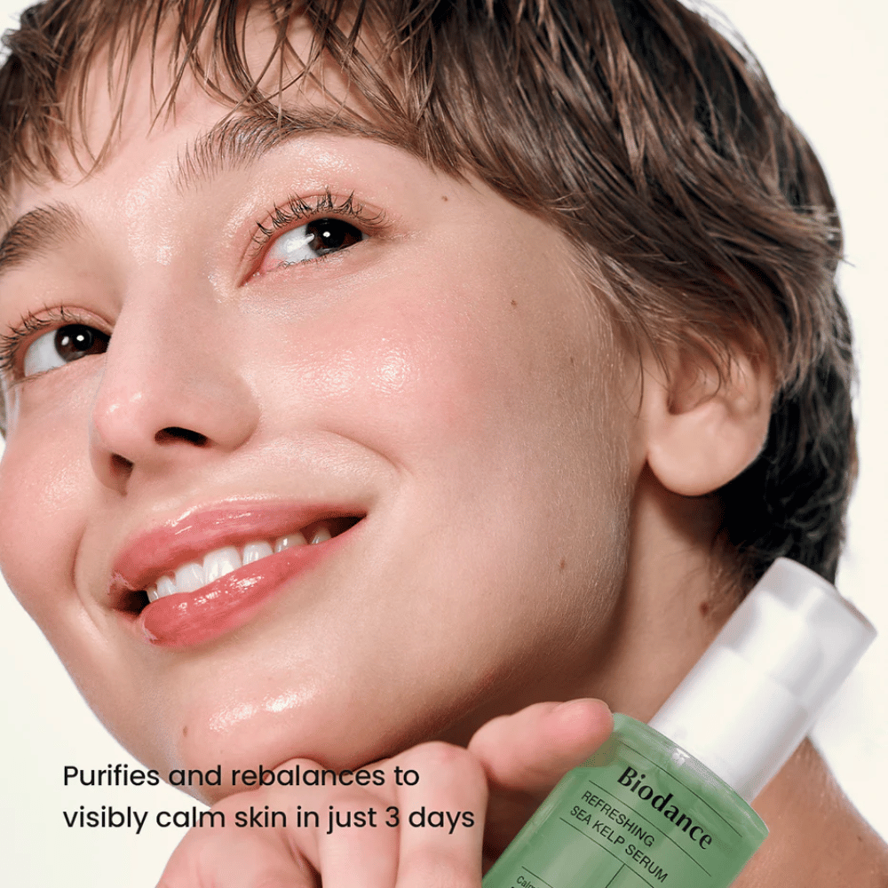 Kobieta z czystą i zrównoważoną skórą używa Biodance Sea Kelp Serum – widocznie łagodzący efekt.