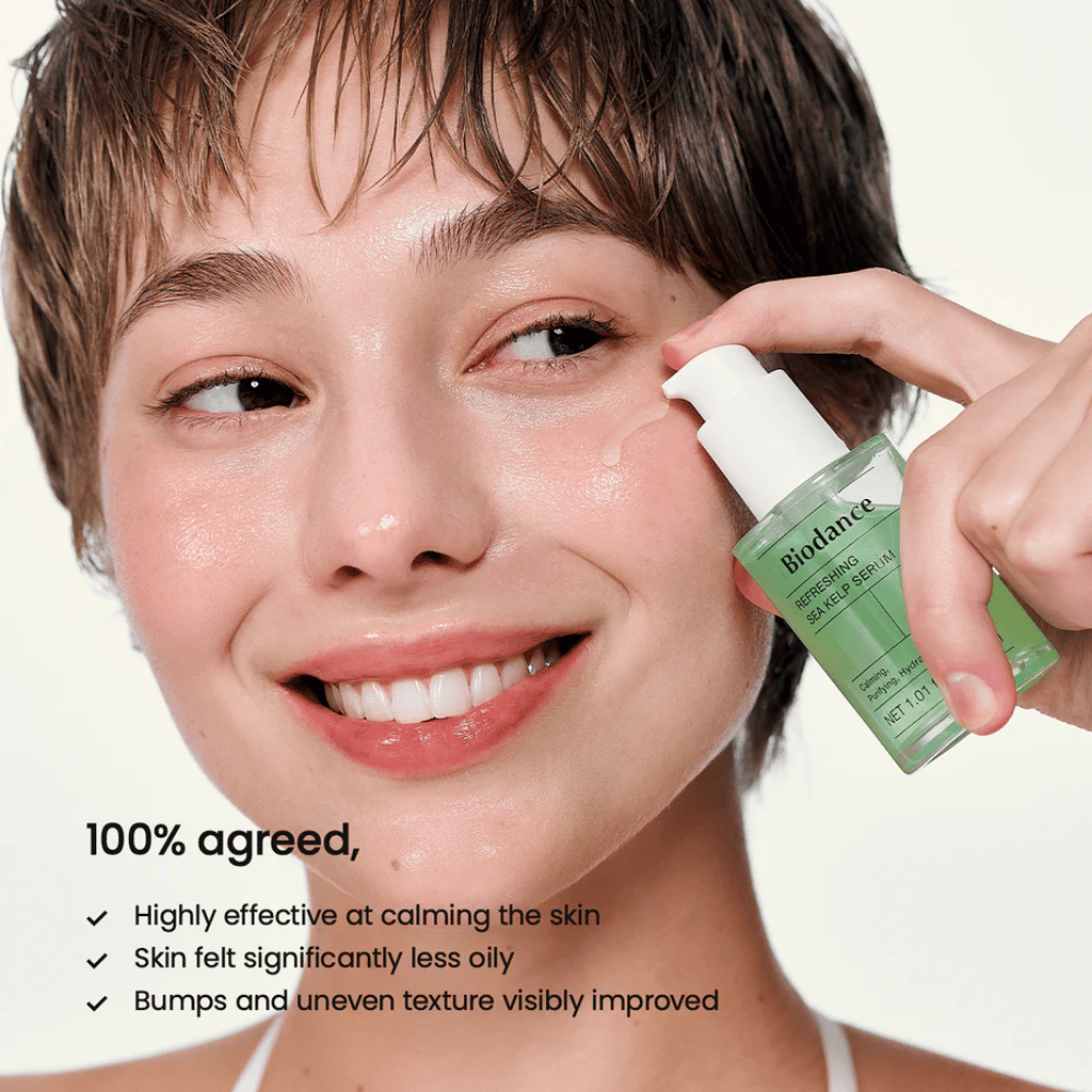 Modelka aplikuje Biodance Sea Kelp Serum – równoważy sebum i łagodzi wrażliwą skórę.