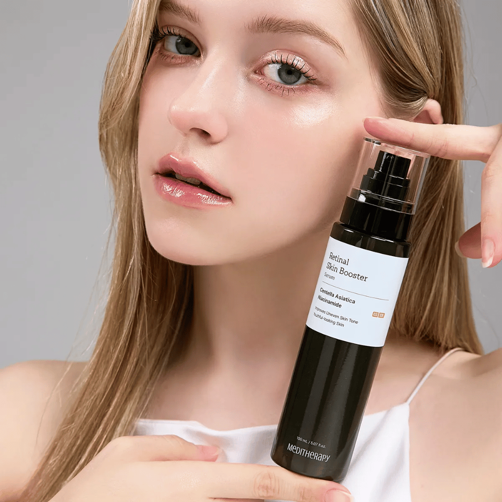 Osoba trzyma Meditherapy Retinal Skin Booster Serum. Skóra wygląda równo, nawilżona i promienna – rezultat działania retinolu i niacynamidu.