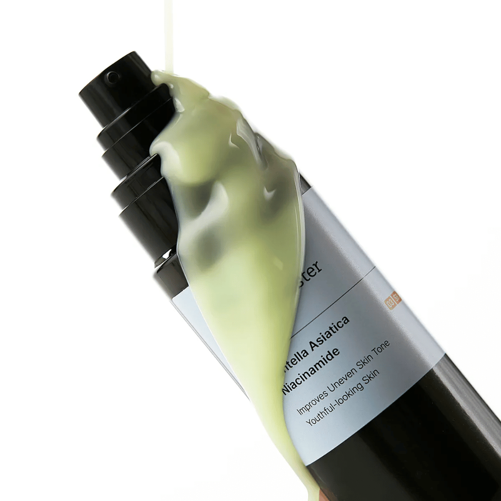Zbliżenie na Meditherapy Retinal Skin Booster Serum z żółtozieloną formułą, która spływa po butelce – aktywna mieszanka retinolu, niacynamidu i centelli.