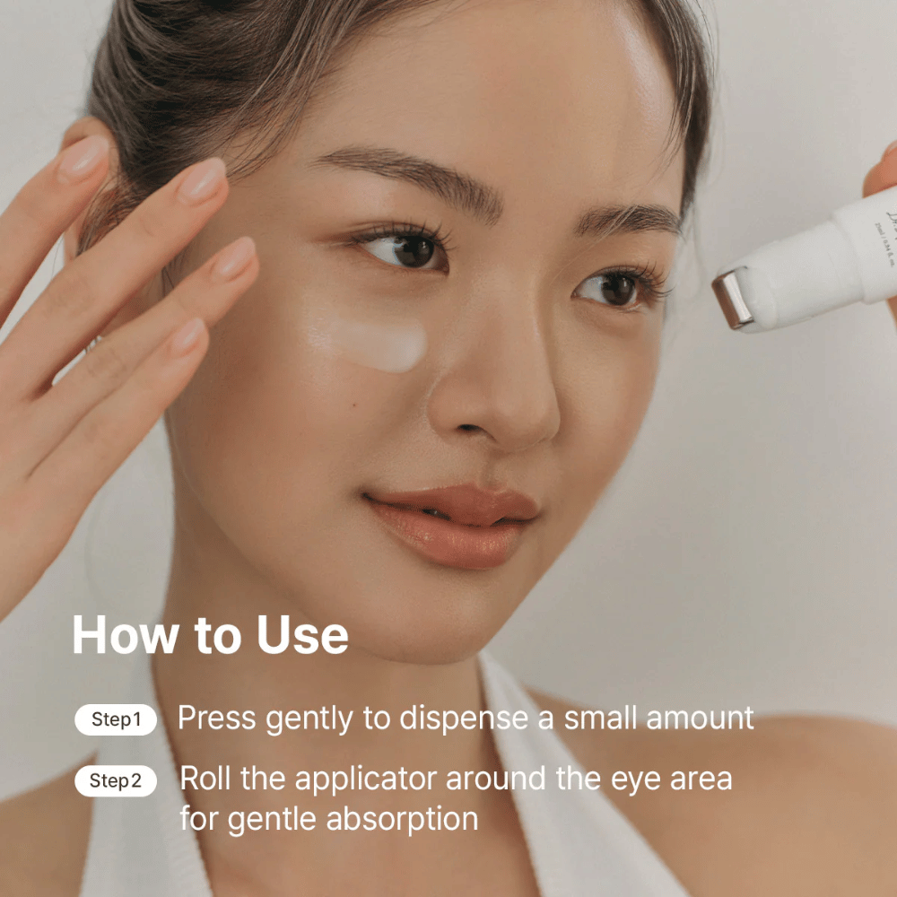 Dr. Althea Retinol Flat Iron Eye Roller aplikowany pod oczy chłodzącym rollerem, aby zredukować ciemne kręgi, drobne linie i opuchliznę.