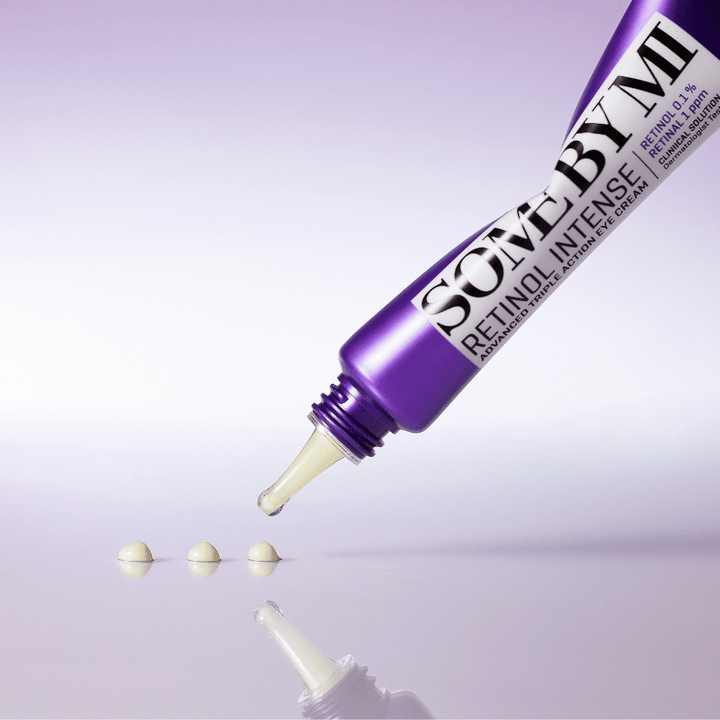 SOME BY MI Retinol Intense Eye Cream stosowany z fioletowej tuby – przeciwstarzeniowy Krem pod oczy z retinolem na drobne linie i zmęczoną skórę.