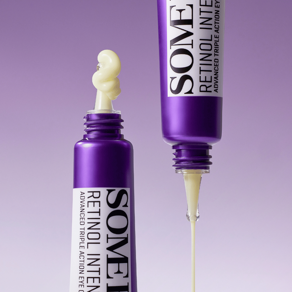 SOME BY MI Retinol Intense Advanced Triple Action Eye Cream z retinolem – zbliżenie na konsystencję kremu w fioletowej tubie na zmniejszenie zmarszczek i ciemnych kręgów.