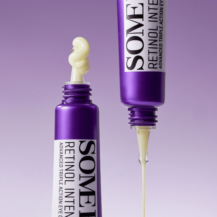 SOME BY MI Retinol Intense Advanced Triple Action Eye Cream z retinolem – zbliżenie na konsystencję kremu w fioletowej tubie na zmniejszenie zmarszczek i ciemnych kręgów.