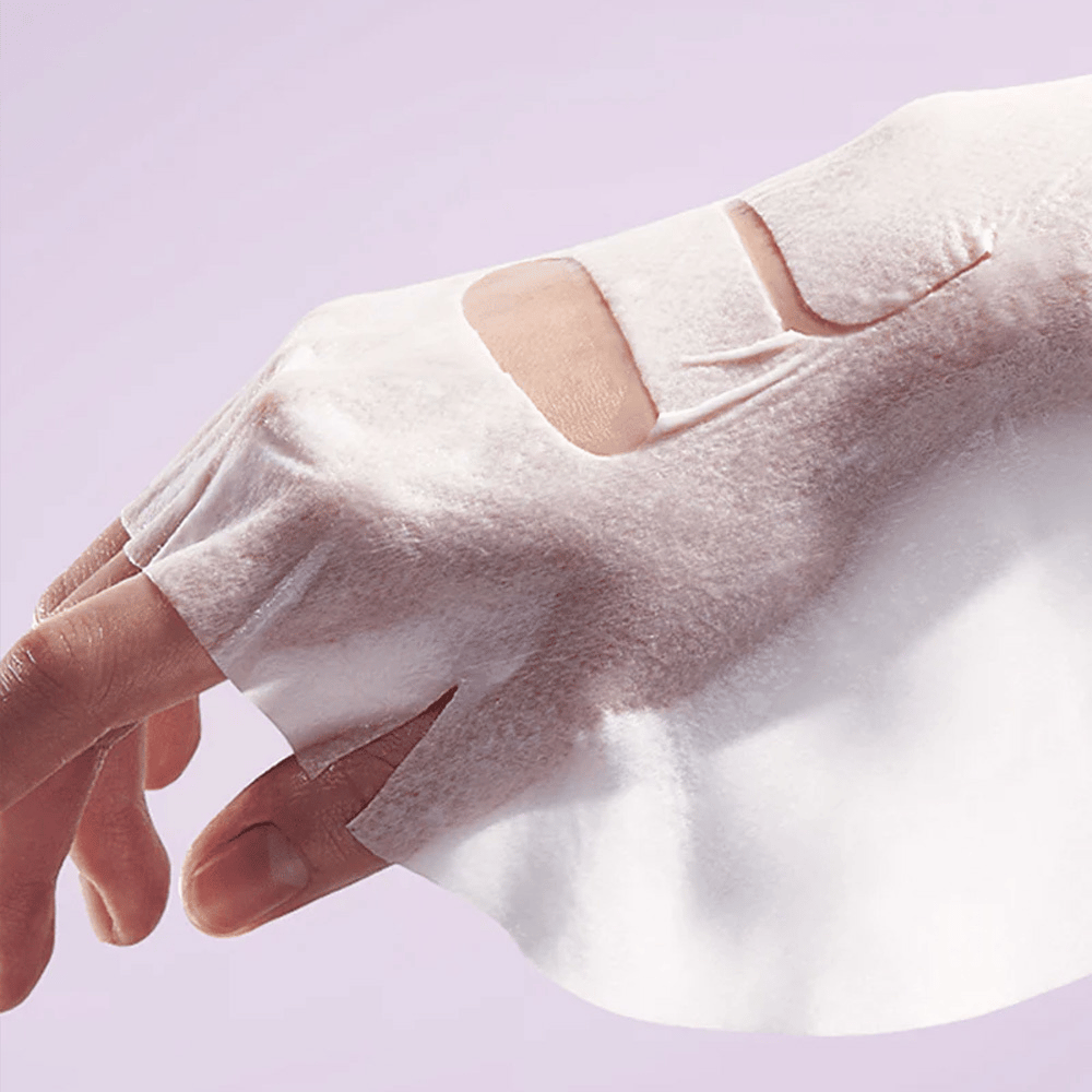 Obraz pokazuje rękę z "Retinol Intense Reactivating Mask" nałożoną na skórę. To produkt kosmetyczny do pielęgnacji skóry.