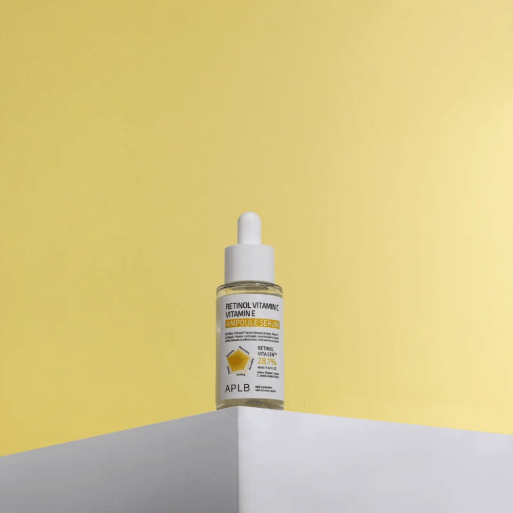 APLB Retinol Vitamin C Vitamin E Ampoule Serum 40 ml na białym piedestale