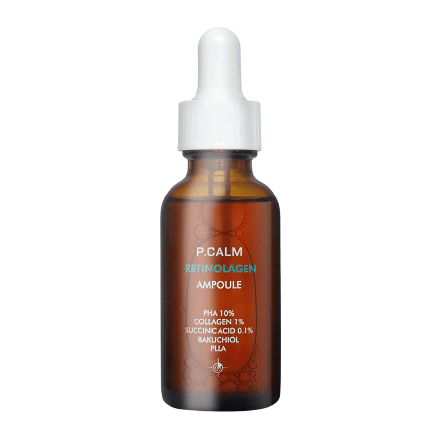 Wycięte zdjęcie produktowe P.CALM Retinolagen Ampoule na jasnym tle. Brązowa szklana butelka z pipetą i minimalistycznym designem sprawia kliniczne i profesjonalne wrażenie.
