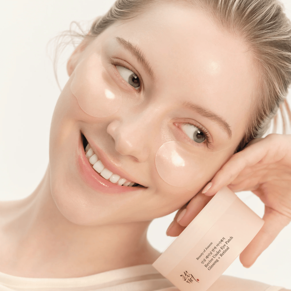 Modelka z Beauty of Joseon plasterkami pod oczy i produktem w ręku, plastry pod oczy z żeń-szeniem i retinalem dla bardziej wypoczętego i gładszego obszaru oczu.