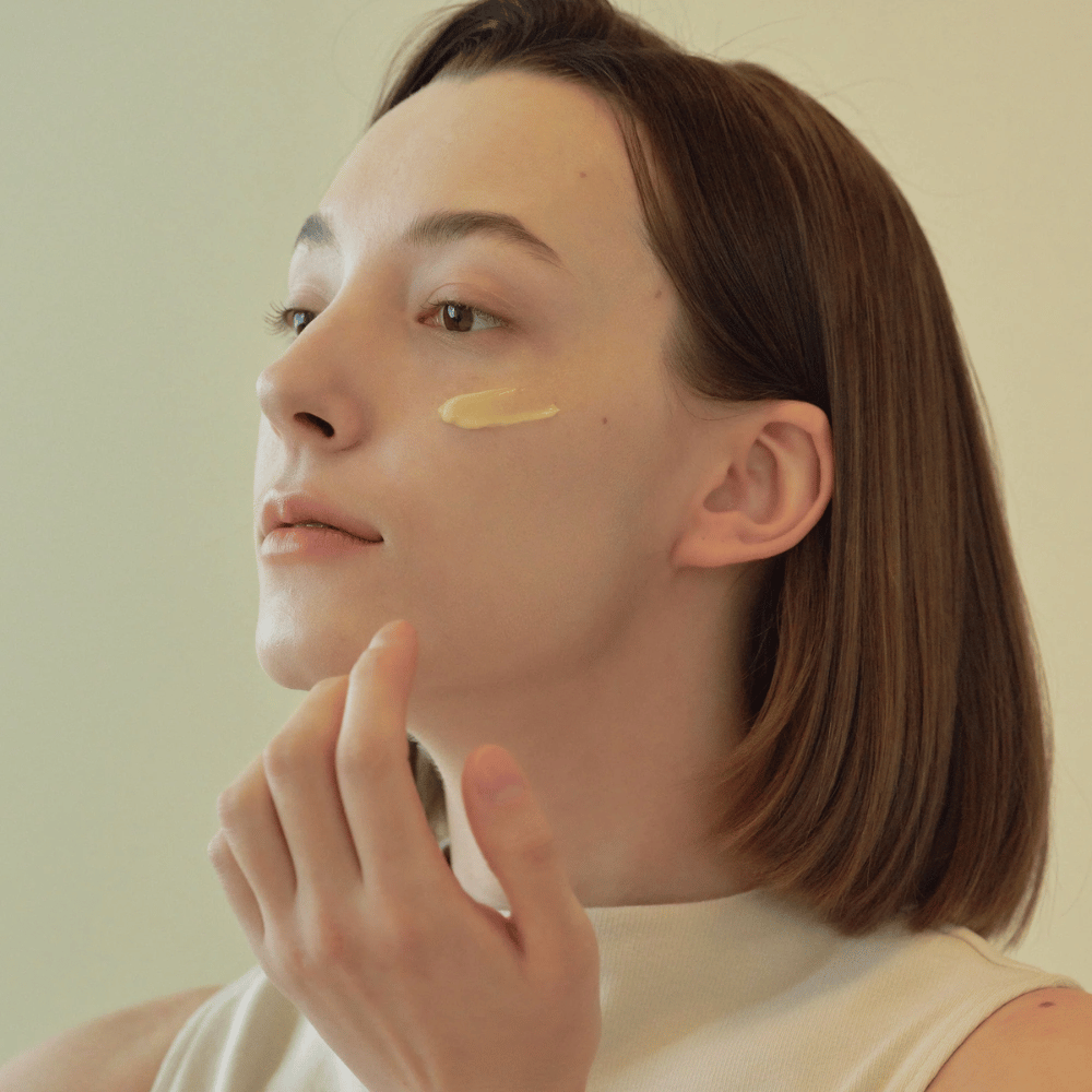 zdjęcie modelki aplikującej Beauty of Joseon Revive Eye Serum pod okiem – serum przeciwstarzeniowe z żeń-szeniem i retinalem.