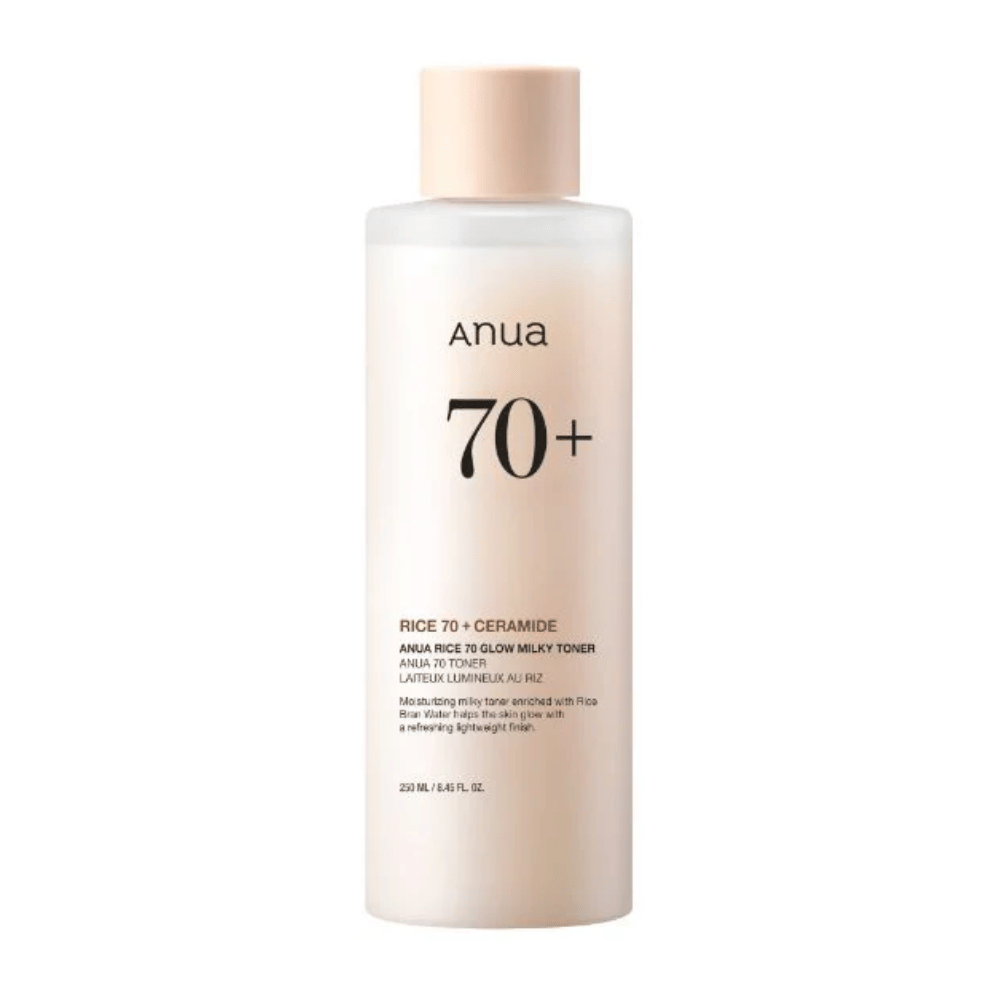Butelka "Anua 70+ Rice Ceramide Milky Toner". Ten toner jest sformułowany, aby rozjaśniać i nadawać blask skórze, wzbogacony wodą ryżową i ceramidami. Opakowanie jest proste i eleganckie, z delikatnym beżowym odcieniem i dyskretną etykietą.