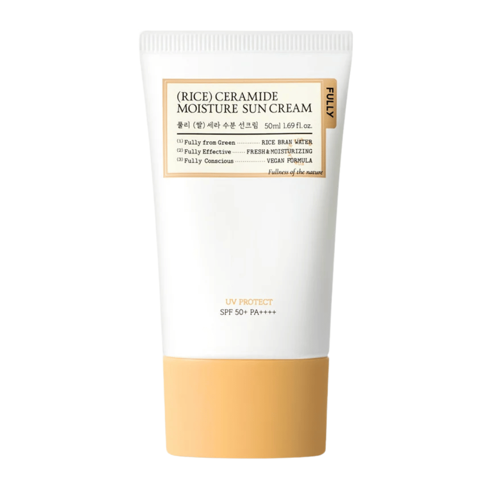 Packshot produktu FULLY Rice Ceramide Moisture Sun Cream o minimalistycznym i eleganckim designie w białych i beżowych tonik do twarzy. Opakowanie sprawia czyste, zmiękczające i przyjazne dla skóry wrażenie, z ochroną SPF 50+ PA++++.