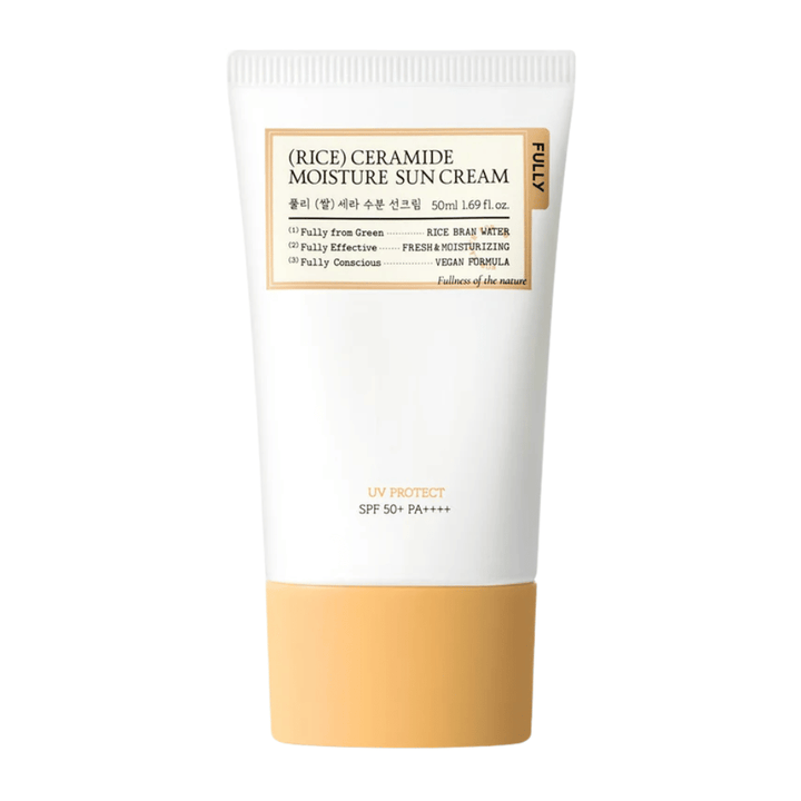 Packshot produktu FULLY Rice Ceramide Moisture Sun Cream o minimalistycznym i eleganckim designie w białych i beżowych tonik do twarzy. Opakowanie sprawia czyste, zmiękczające i przyjazne dla skóry wrażenie, z ochroną SPF 50+ PA++++.