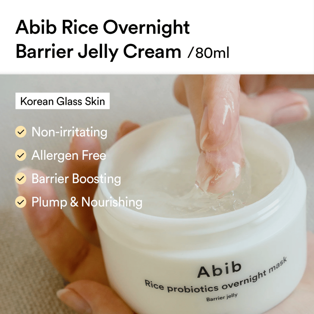 Ręka zanurza palec w Abib Rice Probiotics Overnight Mask – krem o żelowej konsystencji reklamowany jako niepodrażniający, wolny od alergenów, wzmacniający barierę ochronną skóry i głęboko odżywczy.