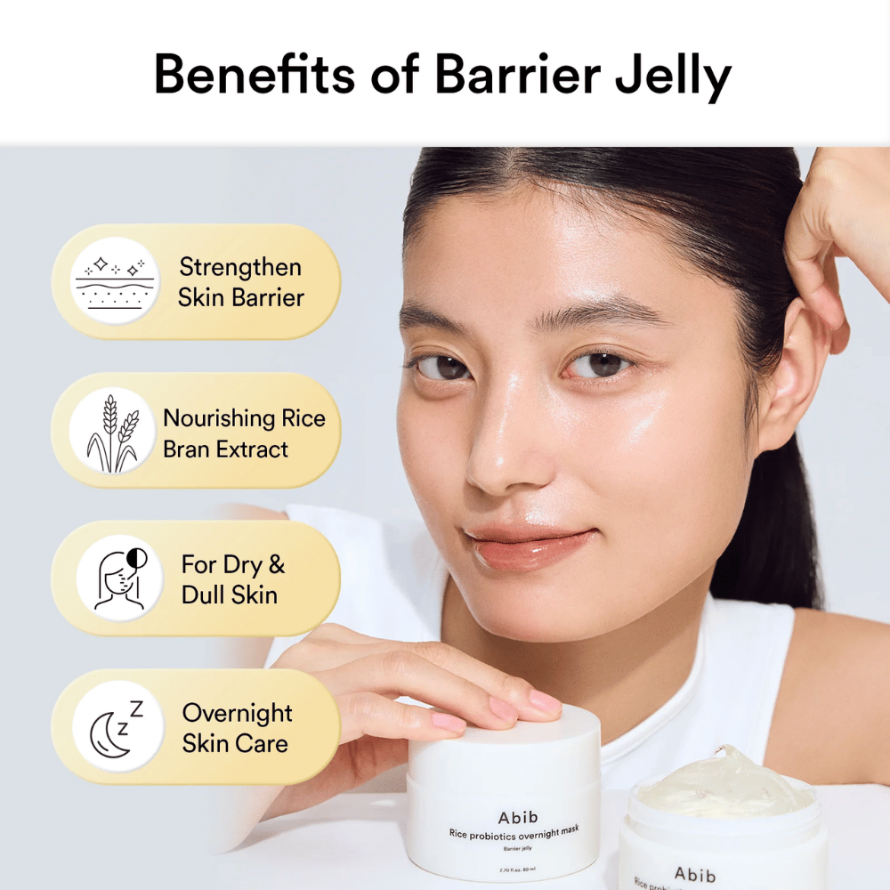Kobieta z promienną skórą pozuje obok Abib Rice Probiotics Overnight Mask. Tekst pokazuje, że produkt Zalety: wzmacnia barierę ochronną skóry, zawiera odżywczy ekstrakt z ryżu, jest przeznaczony do skóry suchej/zmatowiałej oraz do pielęgnacji nocnej.