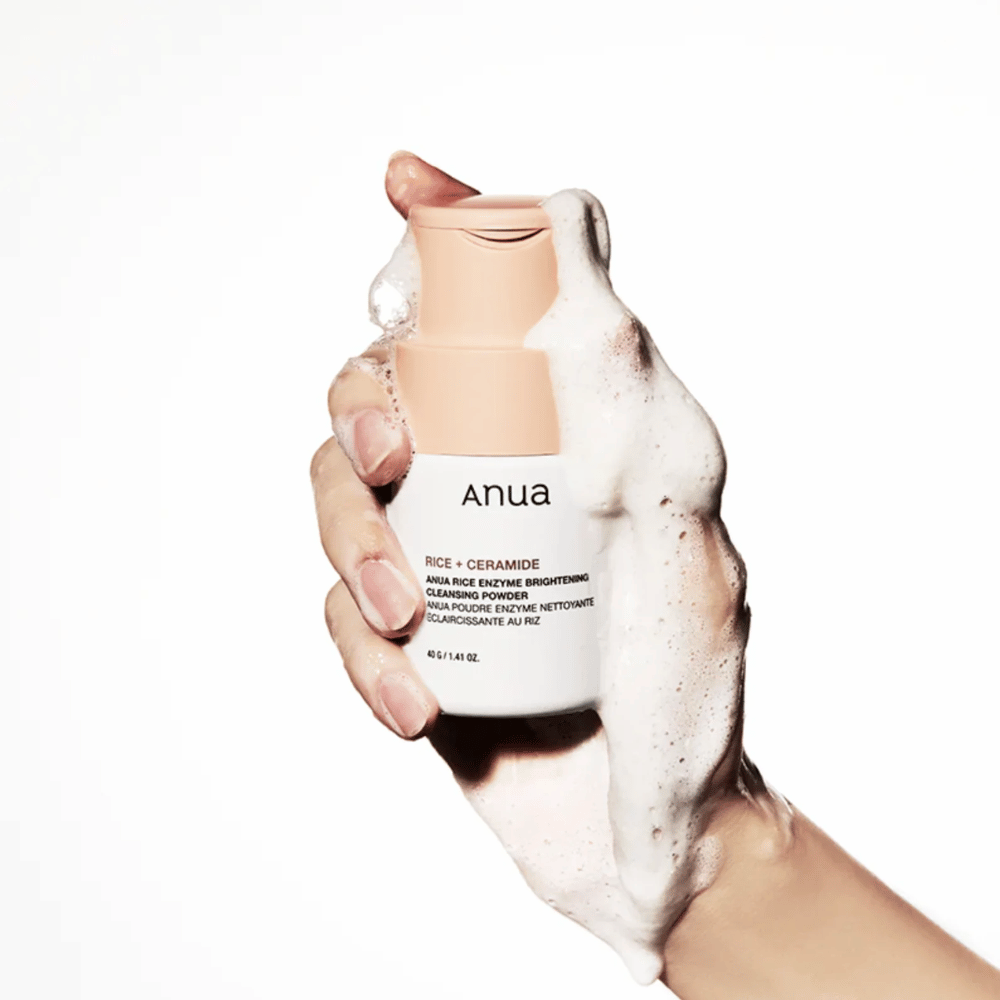 Anua Rice Enzyme Brightening Cleansing Powder jest produktem do oczyszczania, który zawiera ryż i ceramidy. Jest zaprojektowany, aby zapewnić delikatne złuszczanie i blask skórze. Produkt rozpuszcza brud i martwe komórki skóry, aby pozostawić skórę czystą i świeżą. Idealny do codziennego użytku, pomaga poprawić teksturę skóry i nadać jej bardziej jednolity odcień.