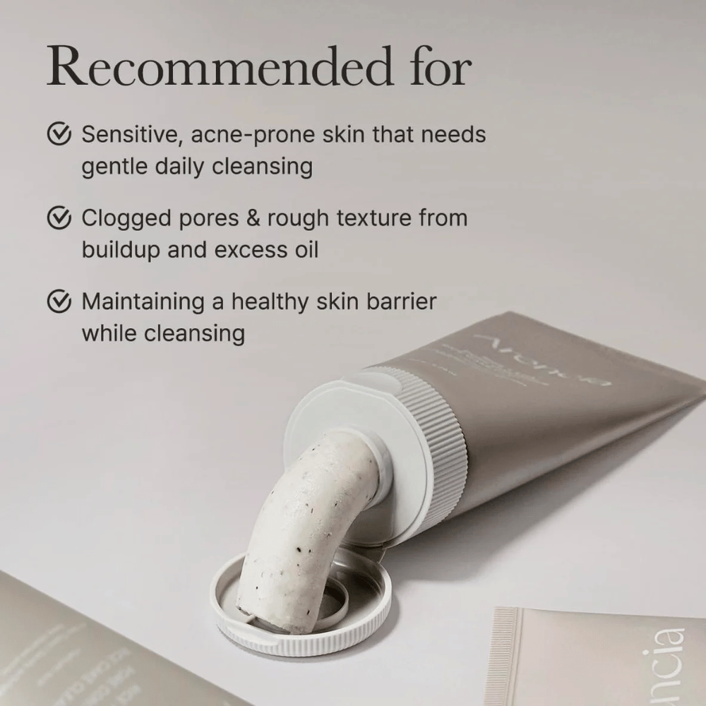 Arencia Rice + LHA Pore Control Rice Cake Cleanser w tubce z wyciśniętym produktem, pokazuje kremową konsystencję dostosowaną do skóry wrażliwej i skłonnej do trądziku.