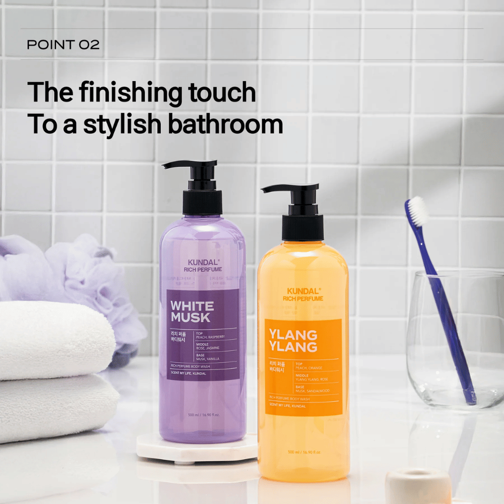 3. KUNDAL Rich Perfume Body Wash White Musk & Ylang Ylang – dwa żele pod prysznic w stylowym otoczeniu łazienkowym