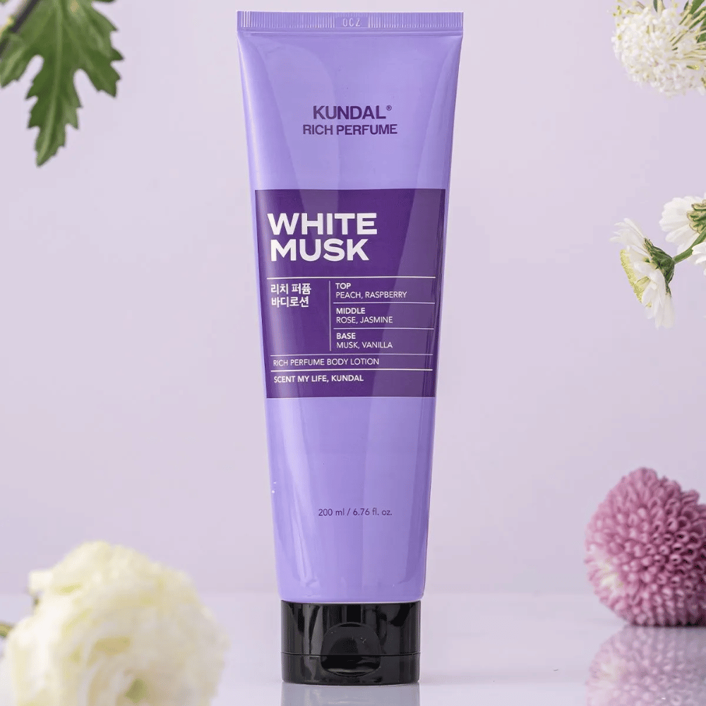 1. KUNDAL Rich Perfume Body Lotion White Musk 200 ml – perfumowany body lotion z nutą kwiatów w tle