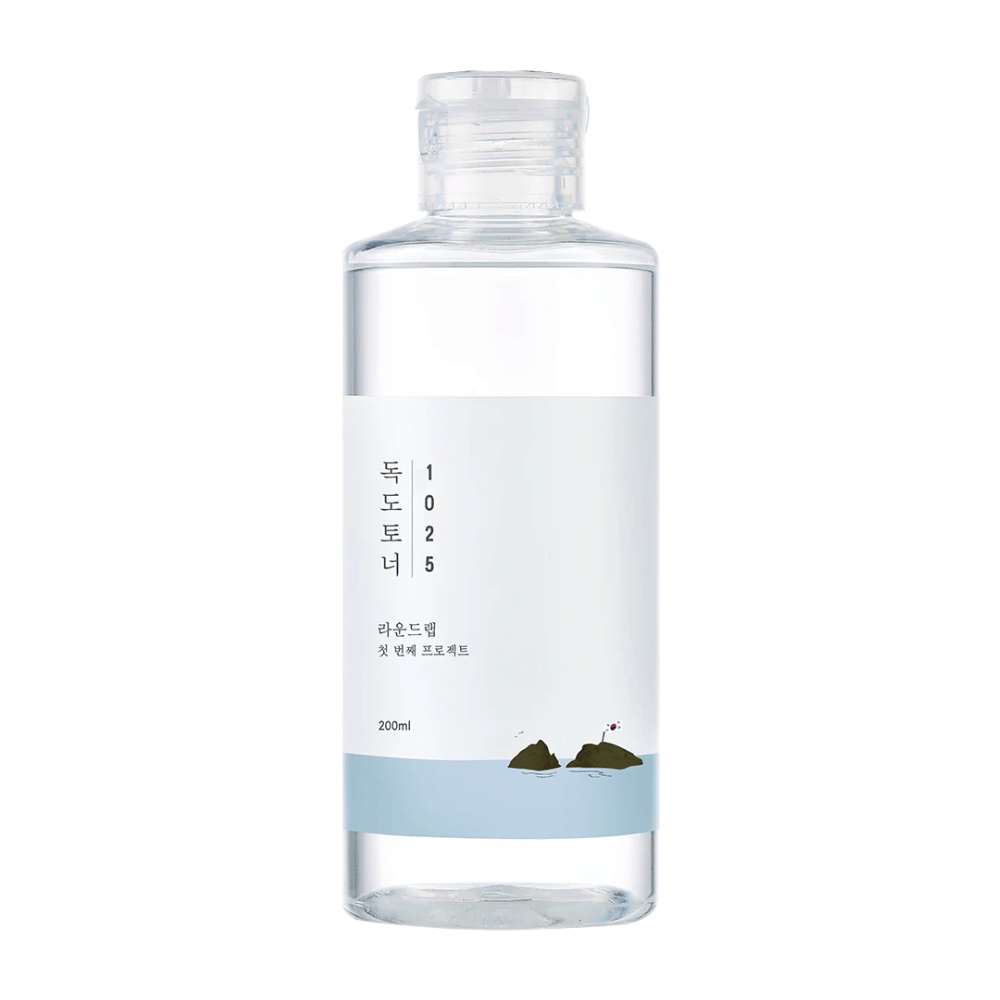 Otwarta butelka Round Lab 1025 Dokdo Toner o prostym designie i morskim motywie, na białym tle.