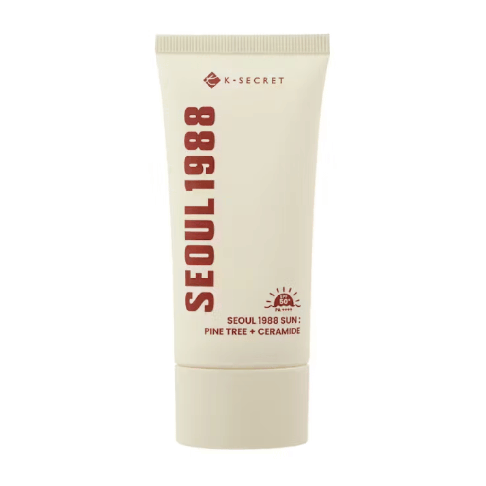 SEOUL 1988 Sun Cream łączy moc kory sosnowej i ceramidów, aby chronić skórę przed słońcem (SPF50+ PA++++) jednocześnie nawilżając i wzmacniając barierę skórną.