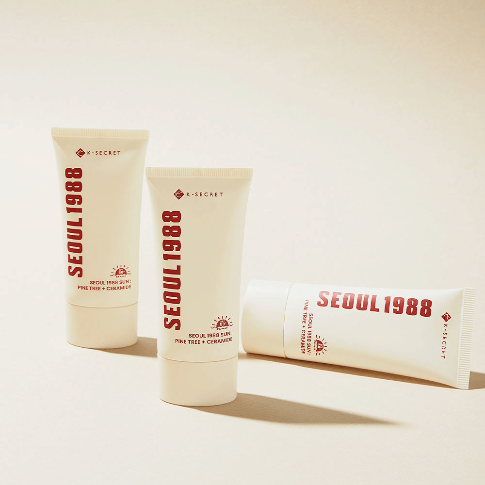 SEOUL 1988 Sun Pine Tree + Ceramide to krem przeciwsłoneczny, który chroni przed promieniowaniem UV, jednocześnie wzmacniając barierę skórną ceramidami i ekstraktem z sosny.