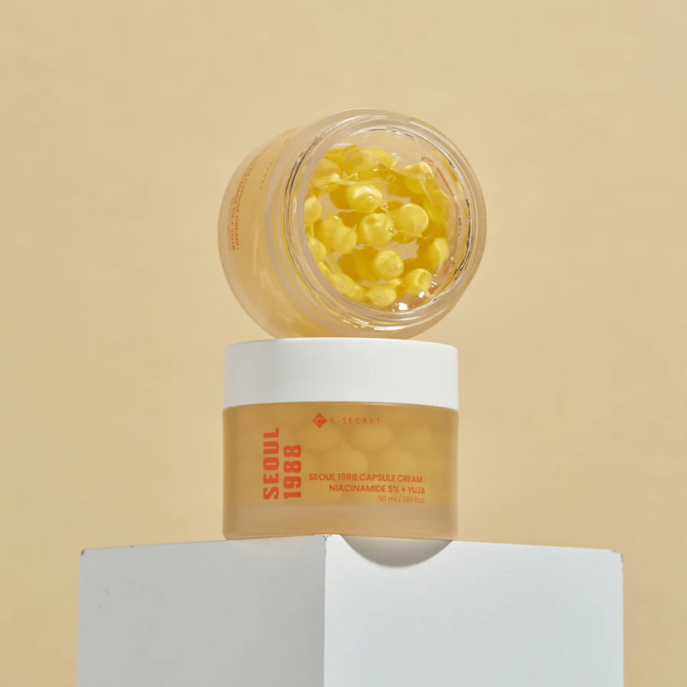 Elegancka ekspozycja: Dwa słoiki z Seoul 1988 Capsule Cream, jeden otwarty, a drugi zamknięty, umieszczone na beżowym tle.