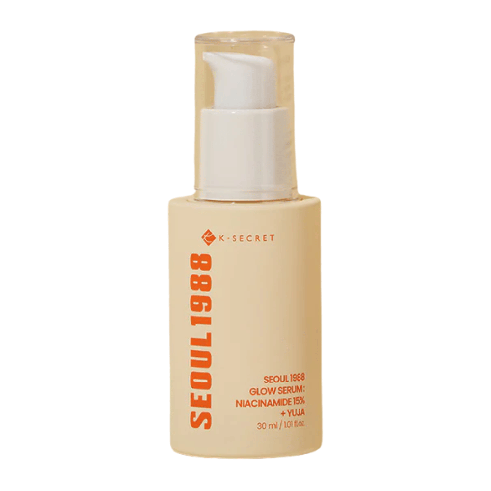 Butelka z K-SECRET Seoul 1988 Glow Serum Niacynamid 15% + Yuja, 30 ml, z pompką i minimalistycznym beżowym designem.