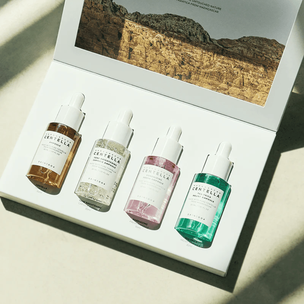 Pudełko zawierające Madagascar Centella Ampoule Kit od SKIN1004, które zawiera trzy różne rodzaje produktów do pielęgnacji skóry do nawilżania i nawilżania.