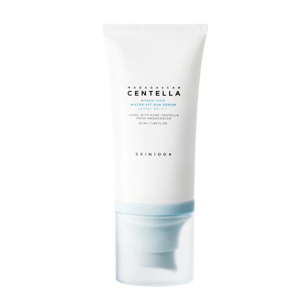 Madagascar Centella Hyalu-Cica Water-Fit Sun Serum 50ml od SKIN1004 chroni przed promieniowaniem UV, jednocześnie zwiększając nawilżenie dzięki Madagascar Centella.