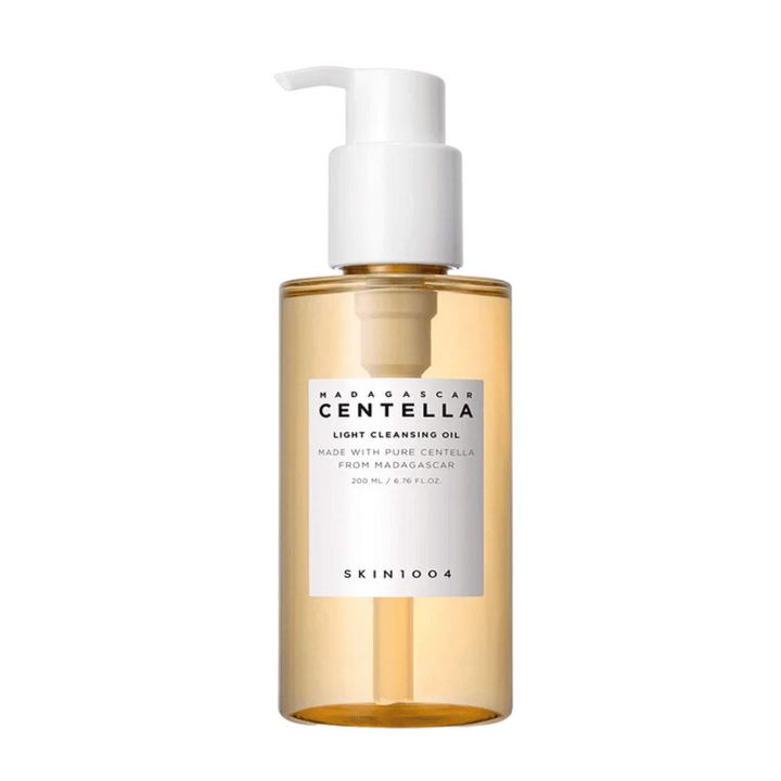 En flaska Madagascar Centella Light Cleansing Oil 200ml från SKIN1004 på vit bakgrund, för rengöring och hudvård.