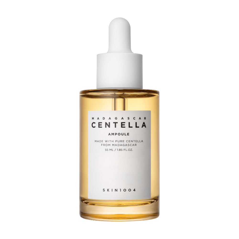 Szklana butelka z zakraplaczem od SKIN1004, Madagascar Centella Ampoule, z informacją o centelli z Madagaskaru, na białym tle.