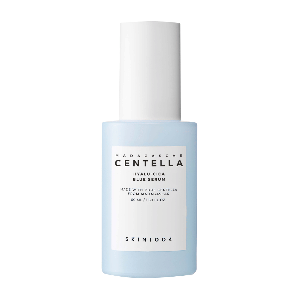 Butelka SKIN1004 Madagascar Centella Hyalu-Cica Blue Serum z jasnoniebieską etykietą i białym korkiem na czystym tle.