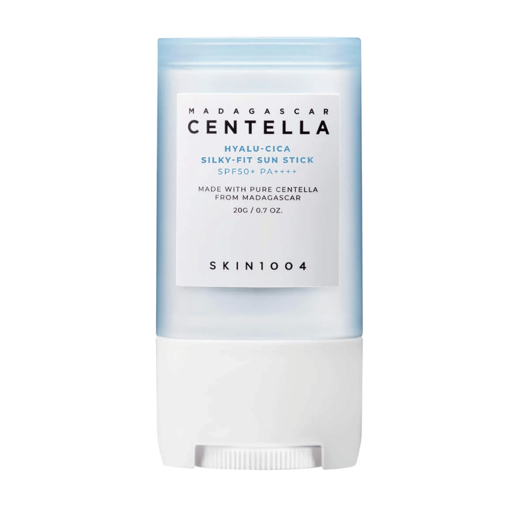 Zamknięty sztyft przeciwsłoneczny od SKIN1004, SPF50+, z centellą z Madagaskaru, na białym tle.
