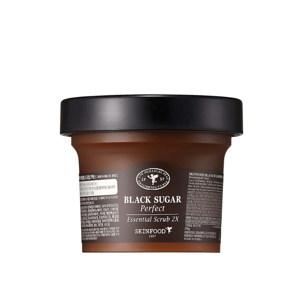 Puszka SKINFOOD Black Sugar Perfect Essential Scrub 2X 210g na białym tle.
