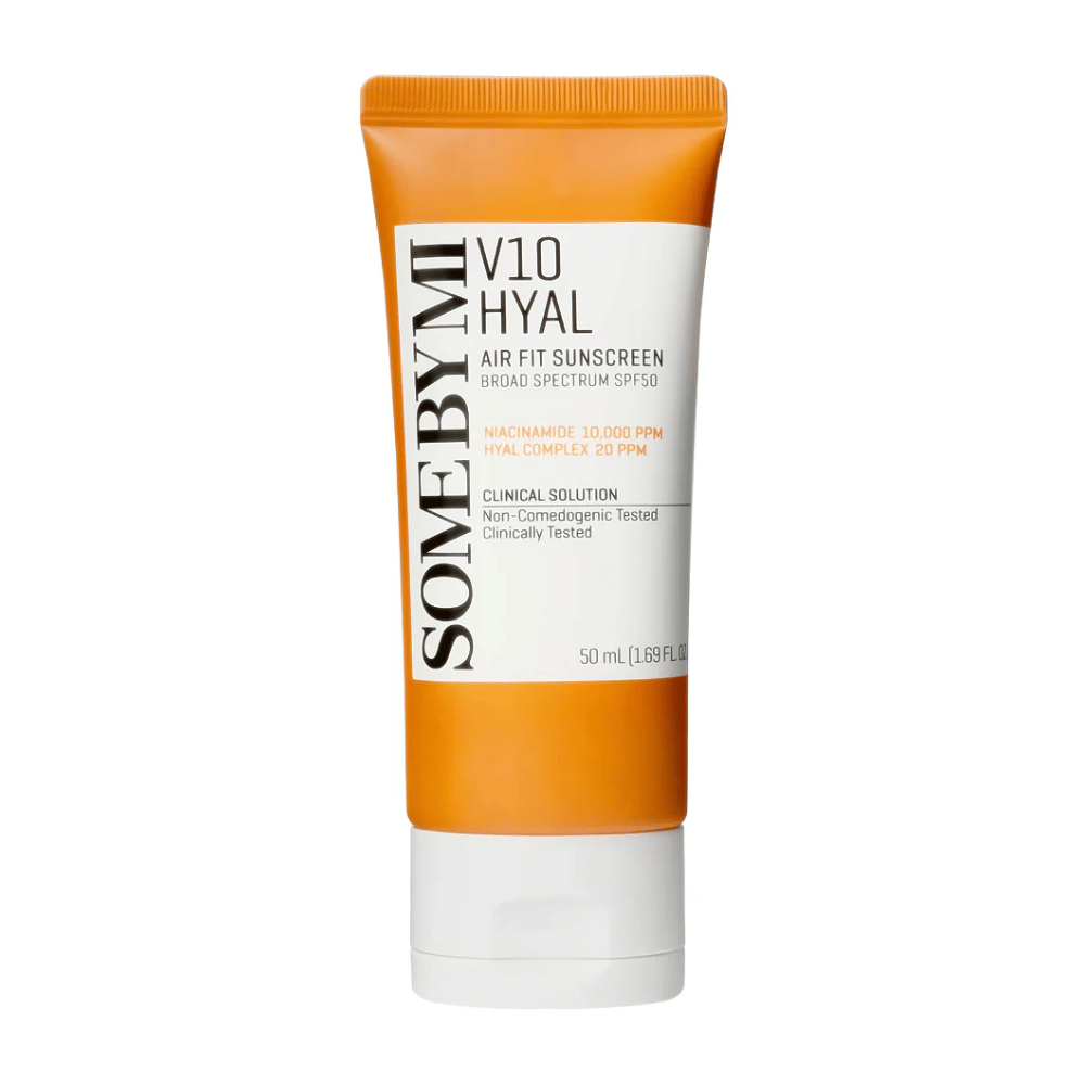 SOME BY MI V10 Hyal Air Fit Sunscreen SPF50 zapewnia szerokie spektrum ochrony UV. Zawiera 10 000 PPM niacynamidu i 20 PPM kompleksu kwasu hialuronowego, które nawilżają i rozjaśniają skórę. Klinicznie testowany i niekomedogenny, co czyni go idealnym do codziennego użytku.