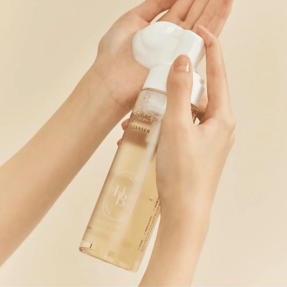 Heveblue Salmon Caring Centella Bubble Cleanser stosowany w dłoni – łagodny koreański środek oczyszczający w postaci bąbelków, który tworzy lekką pianę i pomaga oczyścić skórę bez wysuszania.
