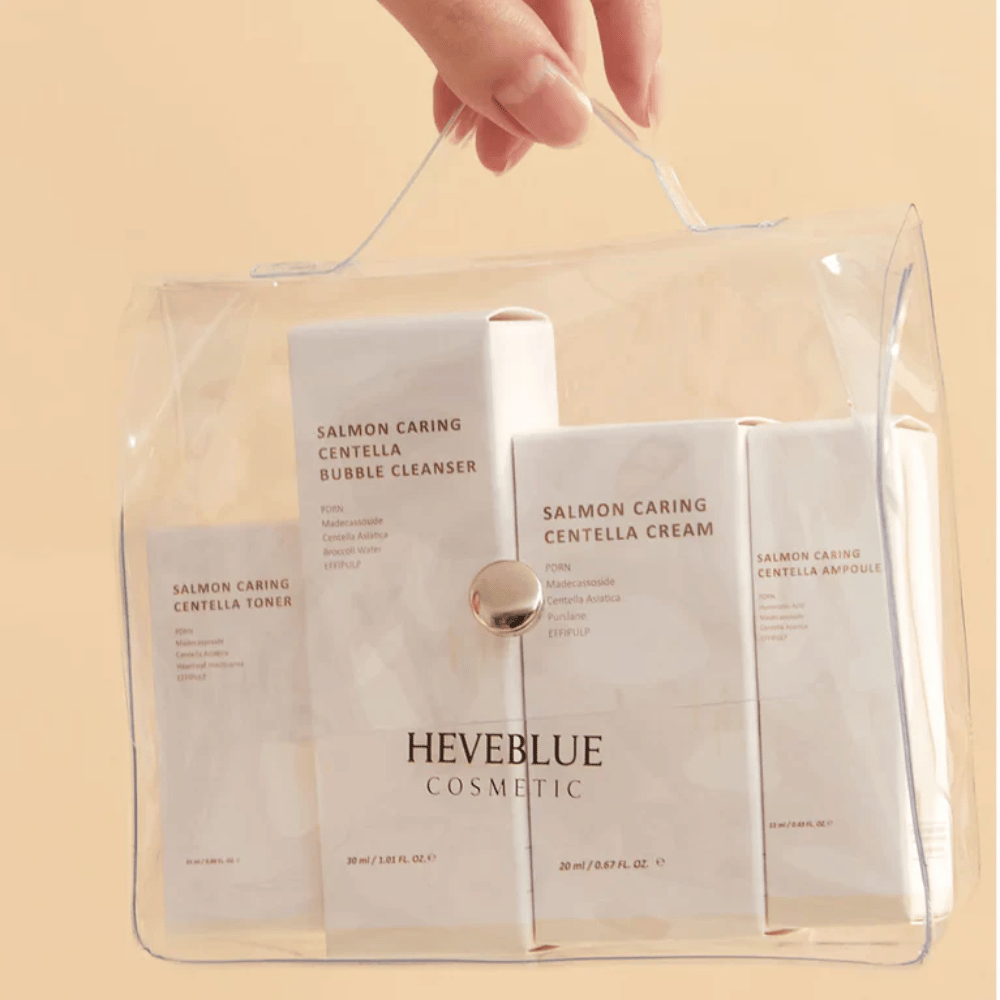 Heveblue Salmon Caring Centella Special Travel Kit kosmetyczka – kompletny koreański zestaw do pielęgnacji skóry z tonik do twarzy, cleanser, kremem i ampułką w przezroczystej torbie podróżnej.
