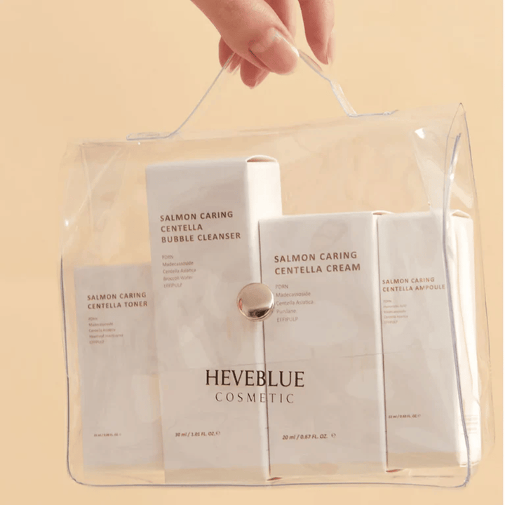 Heveblue Salmon Caring Centella Special Travel Kit kosmetyczka – kompletny koreański zestaw do pielęgnacji skóry z tonik do twarzy, cleanser, kremem i ampułką w przezroczystej torbie podróżnej.