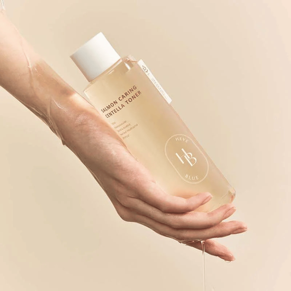 Aplikacja Salmon Caring Centella Toner – nawilżający koreański tonik do twarzy z centellą asiatica, który balansuje skórę, nadaje blask i poprawia jej elastyczność.