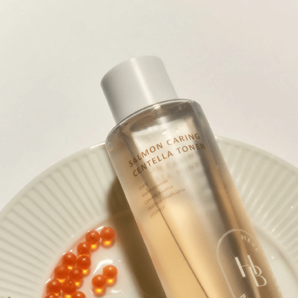 Salmon Caring Centella Toner od Heveblue z łososiową inspiracją składników – koreański tonik do twarzy z PDRN i centellą, który łagodzi skórę, wzmacnia barierę skórną i zapewnia intensywne nawilżenie.