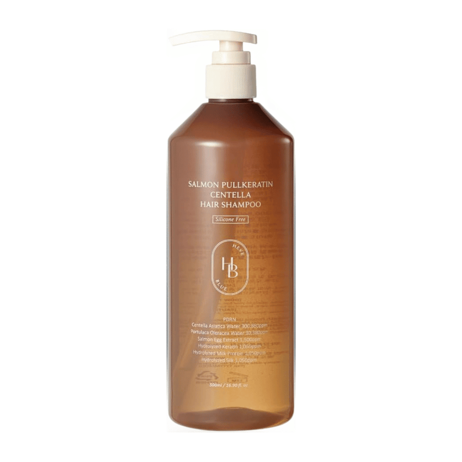 Heveblue Salmon Pullkeratin Centella Hair Shampoo w przezroczystej brązowej butelce z pompką na jasnym tle. Szampon z wąkrotą azjatycką, ekstraktem z łososia i keratyną, który pomaga oczyszczać i pielęgnować włosy.