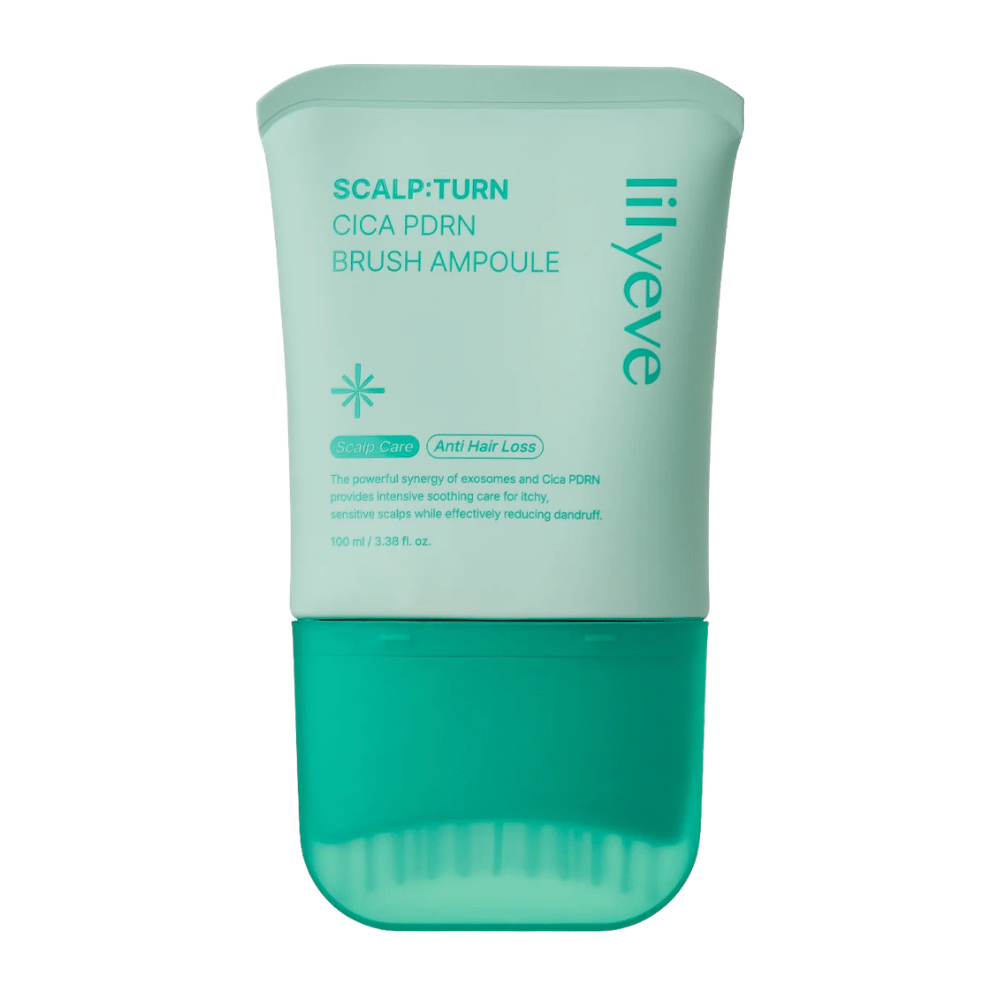 Packshot produktu LILYEVE Scalp:Turn Cica PDRN Brush Ampoule na białym tle. Projekt przedstawia turkusowe opakowanie z wbudowanym aplikatorem szczotkowym do łatwej aplikacji bezpośrednio na skórę głowy.