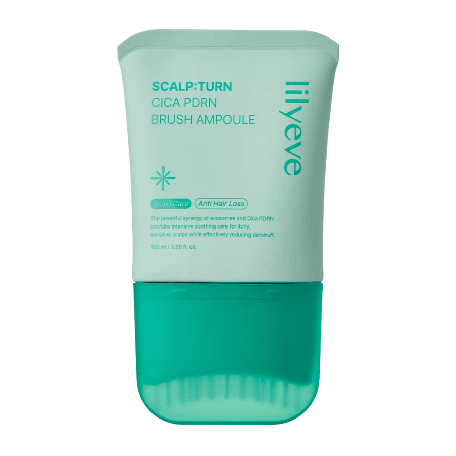 Packshot produktu LILYEVE Scalp:Turn Cica PDRN Brush Ampoule na białym tle. Projekt przedstawia turkusowe opakowanie z wbudowanym aplikatorem szczotkowym do łatwej aplikacji bezpośrednio na skórę głowy.