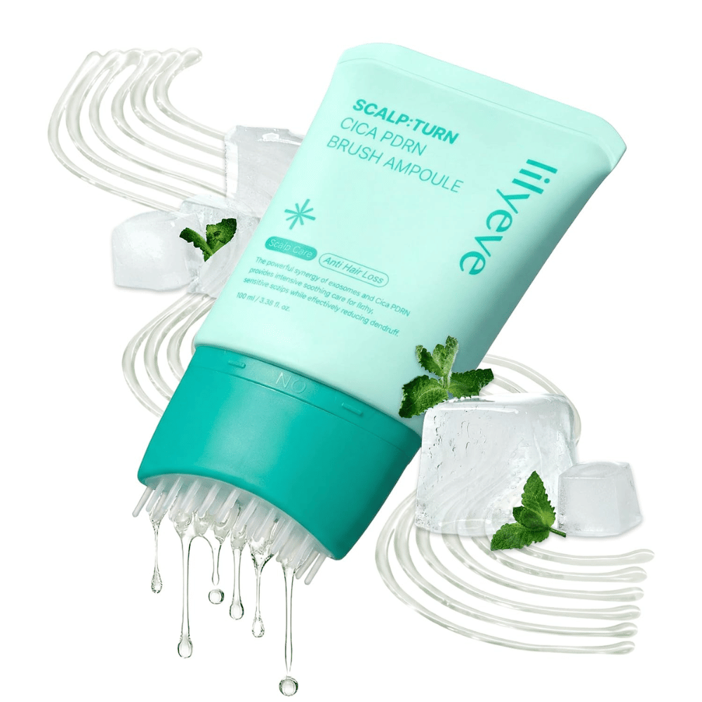 Zbliżenie na LILYEVE Scalp:Turn Cica PDRN Brush Ampoule w towarzystwie kostek lodu, mięty i kropli serum. Obraz przekazuje chłodzące i odświeżające wrażenie, jednocześnie podkreślając unikalny aplikator szczotkowy.
