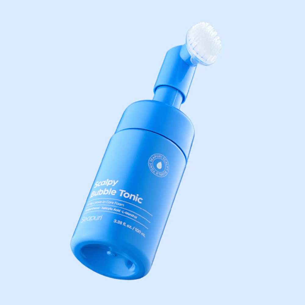 Stylowe zdjęcie produktu Seapuri Scalpy Bubble Tonic na jasnoniebieskim tle, które podkreśla nowoczesny design i unikalną końcówkę szczotki do pielęgnacji skóry głowy.