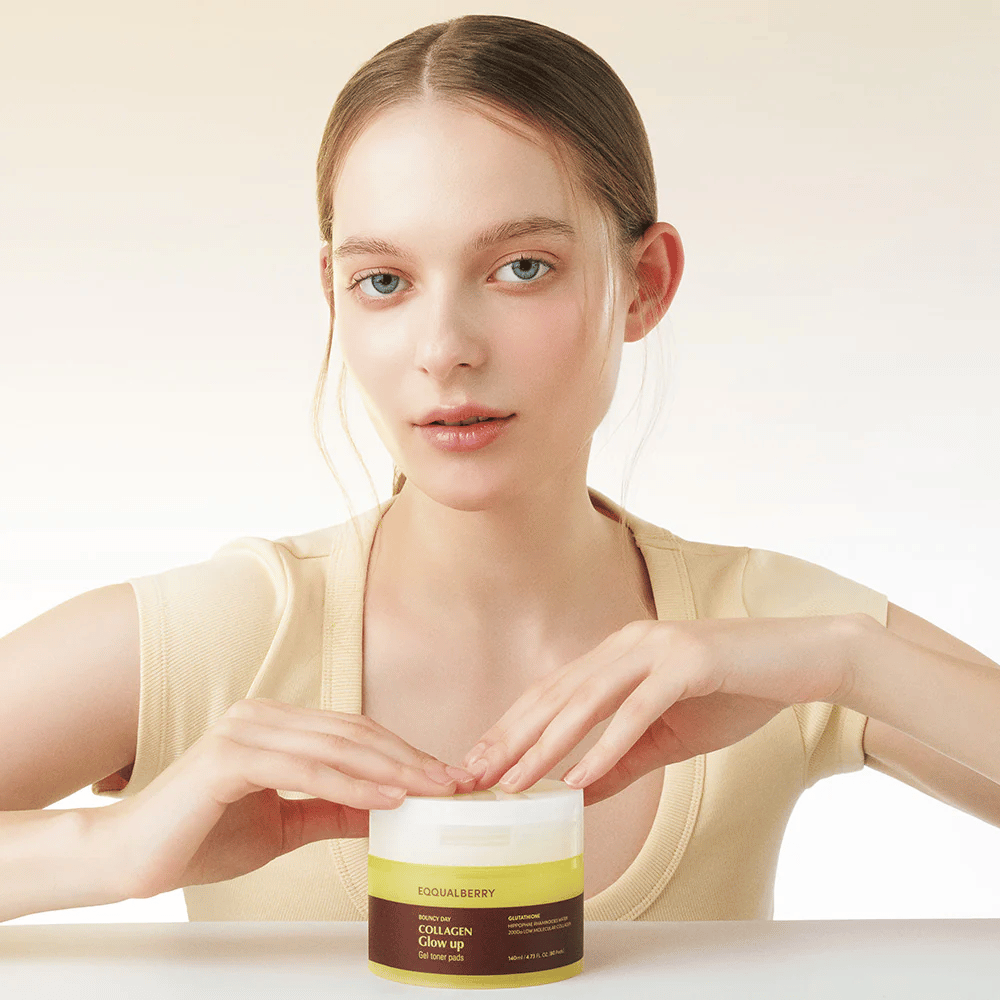 Modelka trzymająca Bouncy Day Collagen Glow up Gel Toner Pads, który nawilża i nadaje piękny blask dzięki niskocząsteczkowemu kolagenowi i glutationowi.