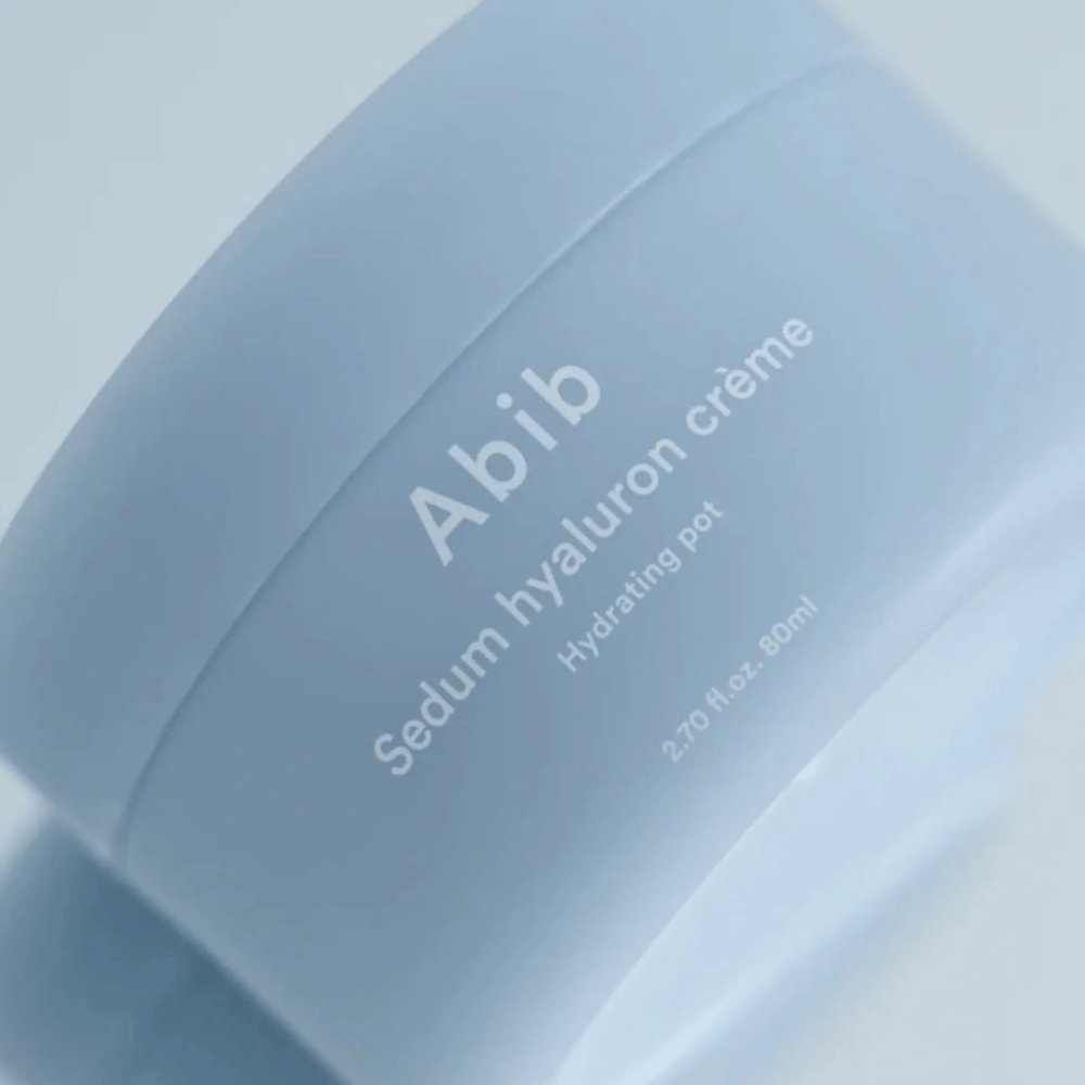Zbliżenie na Abib Sedum Hyaluron Crème Hydrating Pot 80 ml w jasnoniebieskim słoiku z minimalistycznym designem na neutralnym tle.