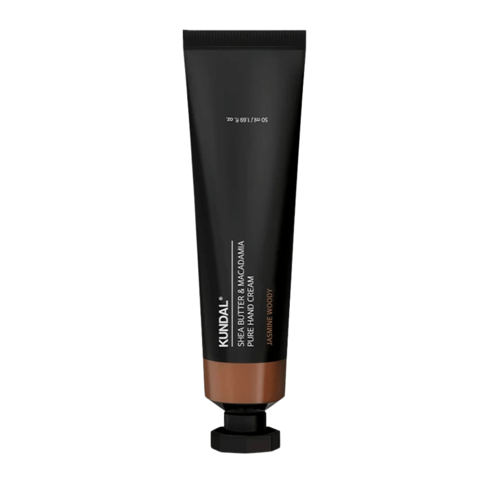 KUNDAL Shea Butter & Macadamia Pure Hand Cream Jasmine Woody stojący na białym tle – intensywnie nawilżający krem do rąk z masłem shea i makadamią do codziennej pielęgnacji dłoni.