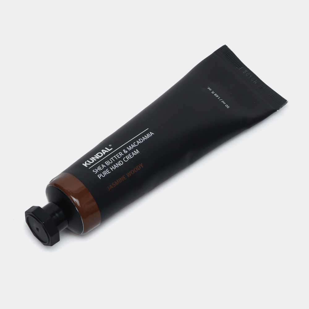 KUNDAL Shea Butter & Macadamia Pure Hand Cream Jasmine Woody – nawilżający krem do rąk z masłem shea i olejem makadamia dla miękkich dłoni i ciepłego, kwiatowego zapachu.