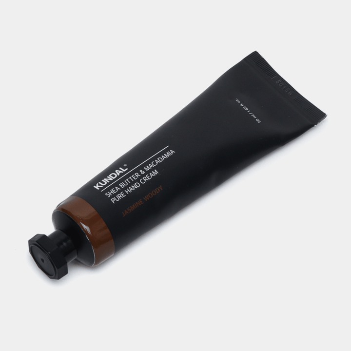 KUNDAL Shea Butter & Macadamia Pure Hand Cream Jasmine Woody – nawilżający krem do rąk z masłem shea i olejem makadamia dla miękkich dłoni i ciepłego, kwiatowego zapachu.